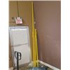 Image 1 : 4 YELLOW MANFROTO STUDIO LIGHT EXTENDABLE POLES