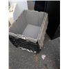Image 3 : 5 storage totes with built-in lids