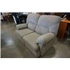 Image 2 : GREEN UPHOLSTERED DOUBLE RECLINING LOVESEAT