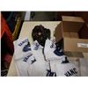 Image 2 : 9 CANUCKS TOWELS AND RAWLINGS BASEBALL GLOVE