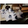 Image 3 : 9 CANUCKS TOWELS AND RAWLINGS BASEBALL GLOVE