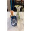 Image 1 : 2 ART GLASS VASE AND PORCELAIN HOSE