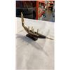 Image 8 : HORN DECORATIONS AND CRYSTAL BOWL