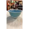 Image 8 : VINTAGE RARE BLUE PYREX MIXING BOWL SET