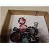 Image 2 : TRAY OF GRINDERS AND PIPES