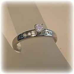 10K GOLD GENUINE DIAMOND SOLITAIRE RING SIZE 7