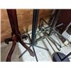 Image 2 : 3 coat hangers and 2 lamps