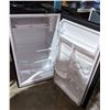 Image 2 : Hamilton Beach refrigerator (barely used in a show) (32'(H) x 18.5"(W) x 17"(D))