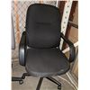 Image 3 : 3 office chairs from the show