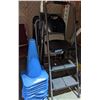 Image 2 : 2 folding step ladders, folding chairs and blue cones