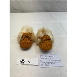 Hand Made Laurentian Chief Moccasins Toddler Size 3, Like New Native Made In Canada With Rabbit Fur