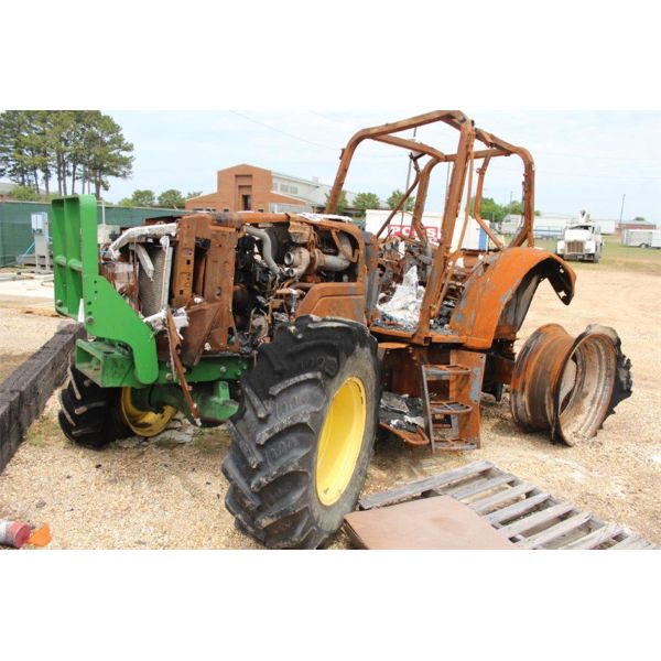2014 JOHN DEERE 6105M Farm Tractor
