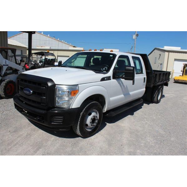 2015 FORD F350 XL Flatbed Truck