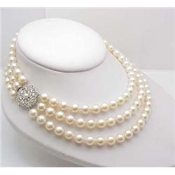 Cultured pearl necklace with diamond cl