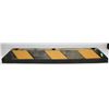Image 1 : RUBBER PARKING STOP, 4 FOOT, BLACK & YELLOW