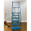 Image 1 : BLUE MOBILE WAREHOUSE STEP, TOP STEP IS 54" FROM GROUND
