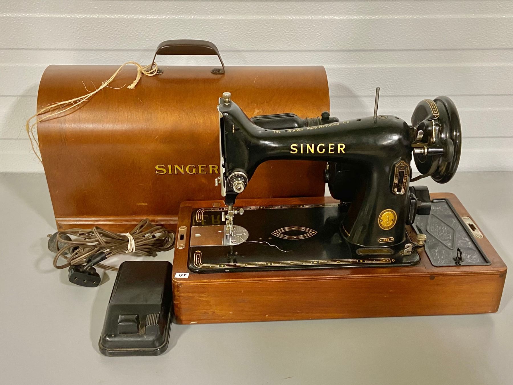 ANTIQUE PORTABLE SINGER SEWING MACHINE W/ WOOD CASE & KEY