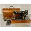 Image 1 : ANTIQUE PORTABLE SINGER SEWING MACHINE W/ WOOD CASE & KEY