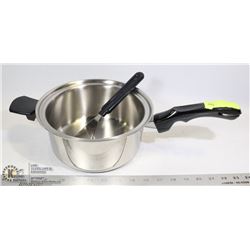 STAINLESS STEEL POT WITH DOUBLE HANDLE SET UP