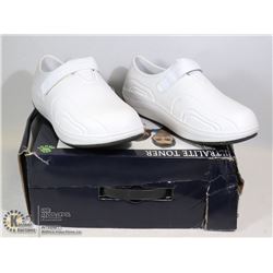 MEN'S ULTRALITE TONER CLOGS WHITE/BLACK SIZE 9/43