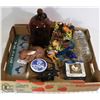 Image 1 : FLAT OF ASSORTED COLLECTIBLES AND HOME DECOR