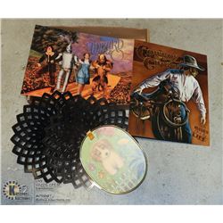 BOX OF VARIOUS WALL DECOR