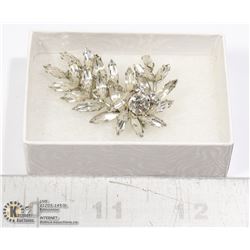 VINTAGE MULTI STONE WHITE COSTUME BROOCH