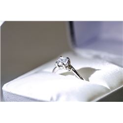 44) PLATINUM DIAMOND RING.