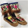 Image 1 : MUKLUKS SIZE 9 WITH FLORAL EMBROIDERY