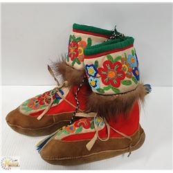 ANTIQUE WOODLAND CREE BEADED MUKLUKS SIZE 8