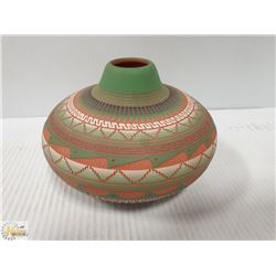 HIGHLY DECORATED NAVAJO POTTERY. SIGNED. ESTATE.