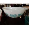 Image 2 : 3 PYREX MIXING BOWLS AND PYREX LIDDED CASSEROLE DISH
