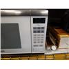Image 2 : WHITE PANASONIC MICROWAVE