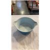 Image 2 : 3 PIECE BLUE AND WHITE VINTAGE PYREX MIXING BOWL SET W/ 1 LID