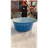 Image 3 : 3 PIECE BLUE AND WHITE VINTAGE PYREX MIXING BOWL SET W/ 1 LID