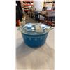 Image 7 : 3 PIECE BLUE AND WHITE VINTAGE PYREX MIXING BOWL SET W/ 1 LID