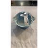 Image 8 : 3 PIECE BLUE AND WHITE VINTAGE PYREX MIXING BOWL SET W/ 1 LID