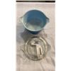 Image 9 : 3 PIECE BLUE AND WHITE VINTAGE PYREX MIXING BOWL SET W/ 1 LID