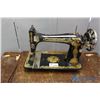 Image 2 : **1910 Vintage Singer Sewing Machine and Cabinet