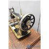 Image 3 : **1910 Vintage Singer Sewing Machine and Cabinet