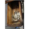 Image 9 : **1910 Vintage Singer Sewing Machine and Cabinet