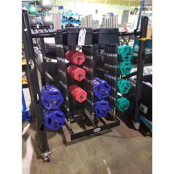 BLACK HAMPTON METAL COMMERCIAL MOBILE STORAGE RACK WITH ASSORTED EXERCISE BARS & FREE WEIGHTS