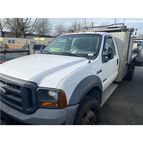 2005 FORD F-450 XL SUPERDUTY, 2DR 4 WHEEL DRIVE DUMP PU, WHITE, VIN # 1FDXF47P05ED15300