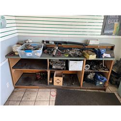 WOODEN WORK BENCH WITH RECORD NO. 5 BENCH VISE & ASSORTED AUTOMOTIVE PARTS