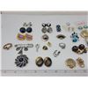 Image 3 : Large lot of earrings & jewellery