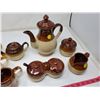 Image 3 : 3 tea pots, cups, cream & suagrs