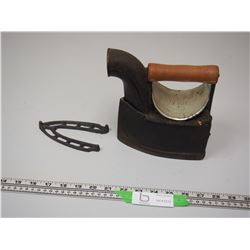 VINTAGE CAST IRON WITH TRIVET (IDEAL)