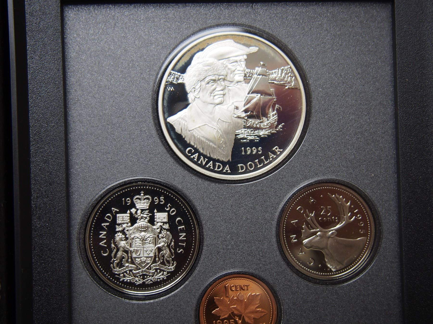 ROYAL CANADIAN MINT 1995 PROOF SET OF COINS IN CASE