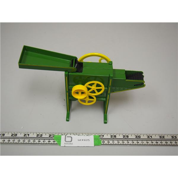 ERTC JOHN DEERE? CORN SHELLER METAL TOY (5 3/4 X 9 3/4 IN LONG) (MOVING PARTS)