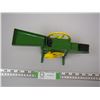Image 2 : ERTC JOHN DEERE? CORN SHELLER METAL TOY (5 3/4 X 9 3/4 IN LONG) (MOVING PARTS)